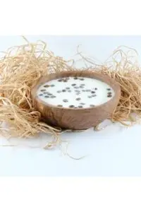 Cevizli ahşap kase içerisinde doğal el yapımı soya mumu