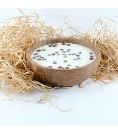 Cevizli ahşap kase içerisinde doğal el yapımı soya mumu