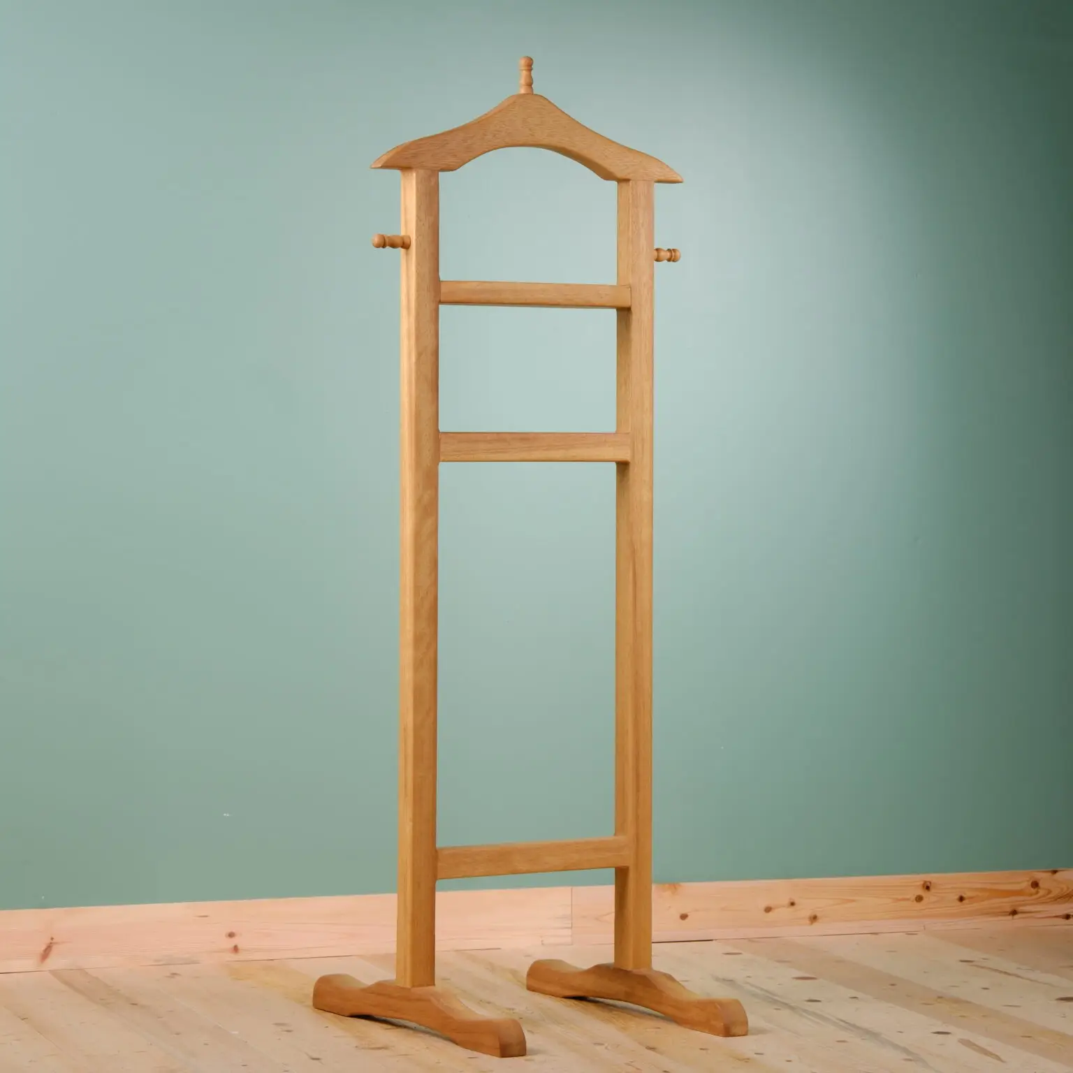 İroko ahşap dilsiz uşak, 130 cm, modern tasarım, önden görünüm.
