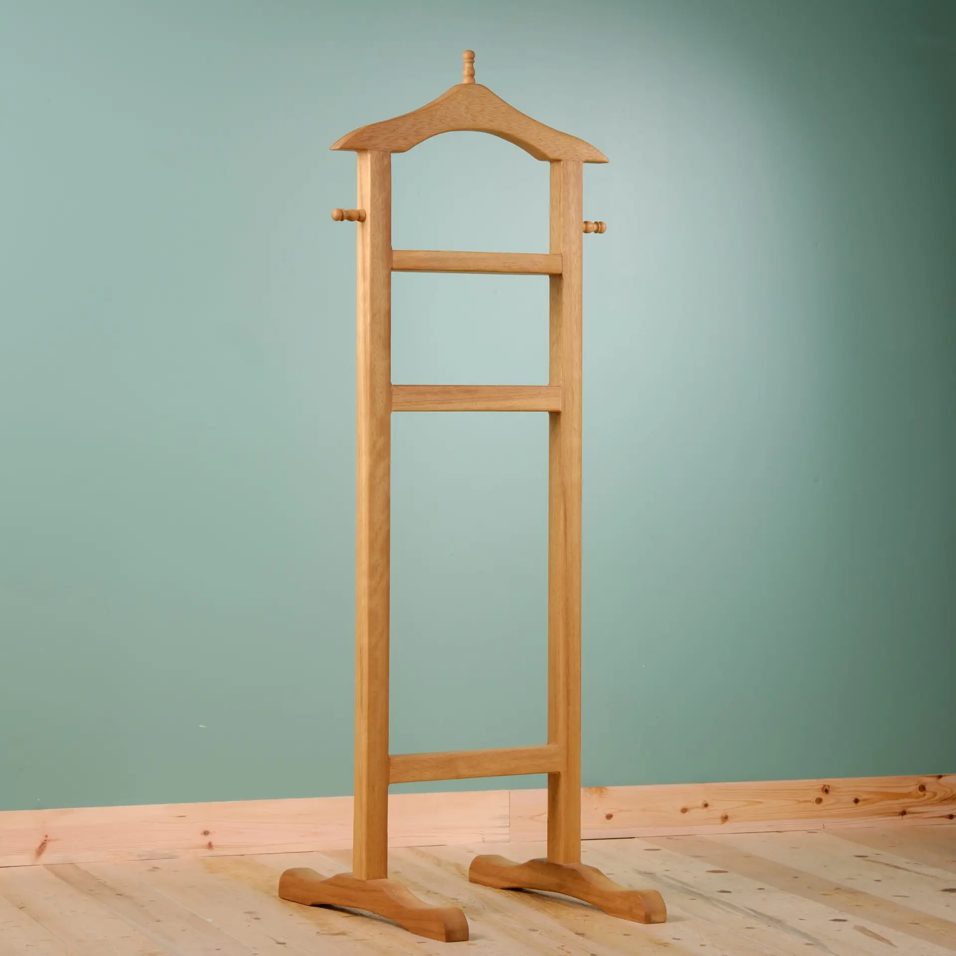 İroko Ahşap Dilsiz Uşak – Tam Görünüm İroko ahşap dilsiz uşak, 130 cm, modern tasarım, önden görünüm.