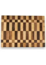 Beyaz fonda çekilmiş Nativu 35x25 cm boyutlarında ceviz ve dişbudak endgrain kesme tahtası