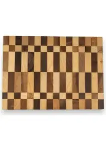 Beyaz fonda çekilmiş Nativu 35x25 cm boyutlarında ceviz ve dişbudak endgrain kesme tahtası