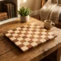 Ceviz ve ak&ccedil;aağa&ccedil; end-grain satran&ccedil; tahtası, ahşap sehpa &uuml;zerinde sıcak salon ortamında lifestyle &ccedil;ekim